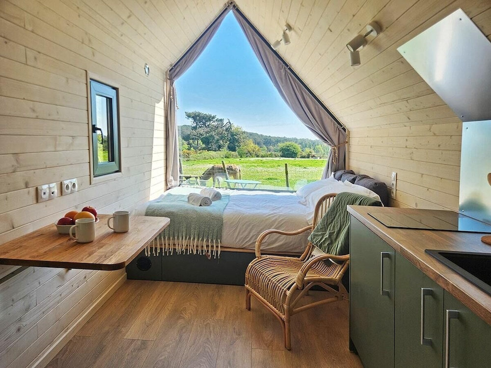 House, Ensuite photo 3