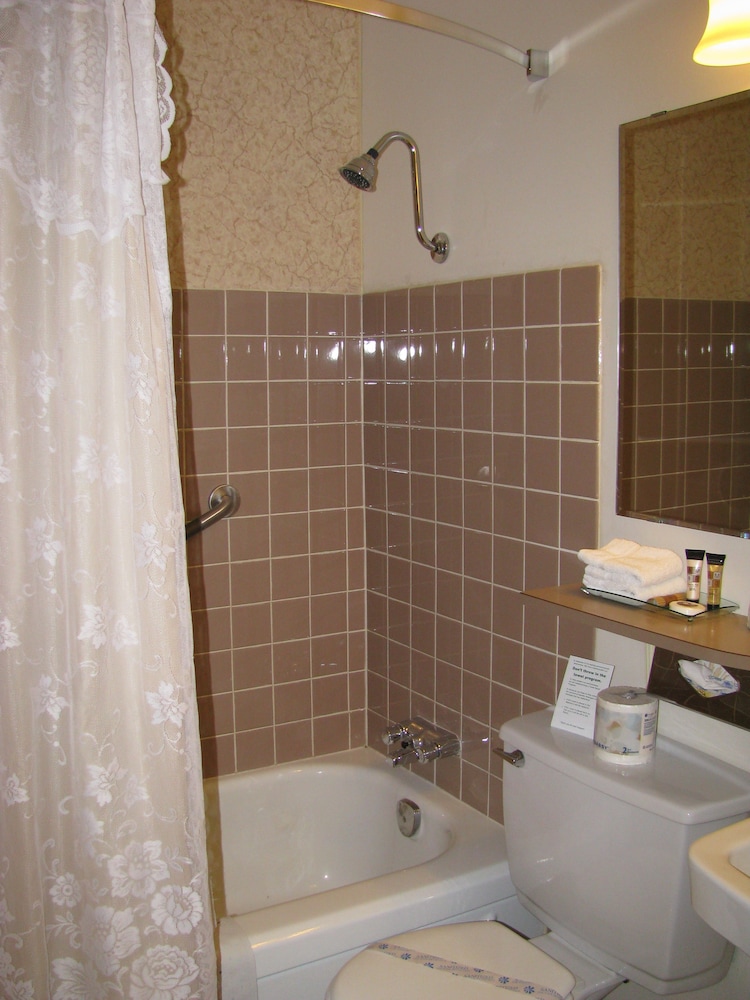 Standard Room, 1 Queen Bed photo 2