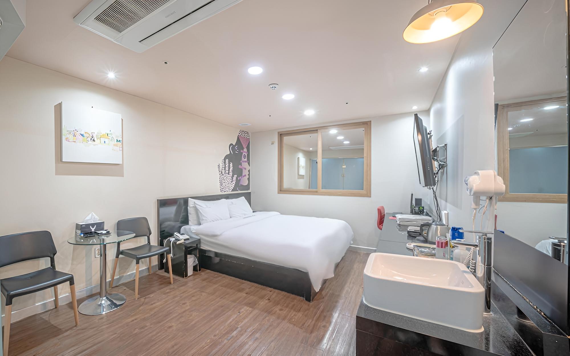Room (Standard (no parking no Netflix)) - Photo 6