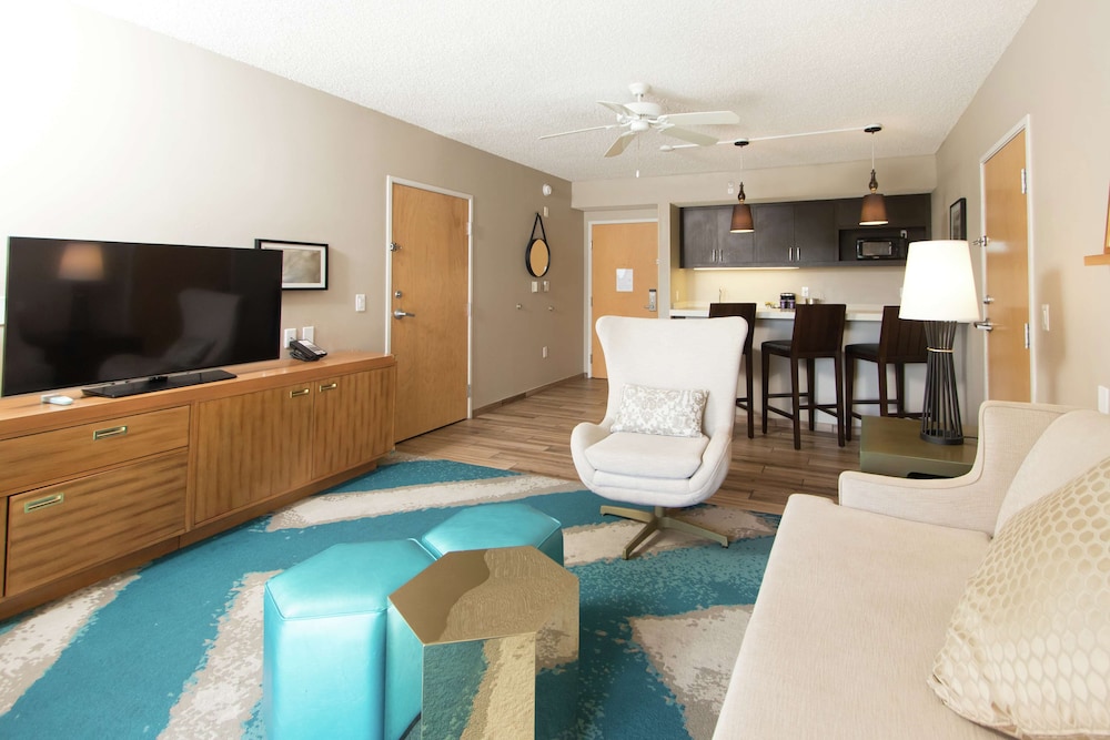 Suite, One King Bed, Pool View