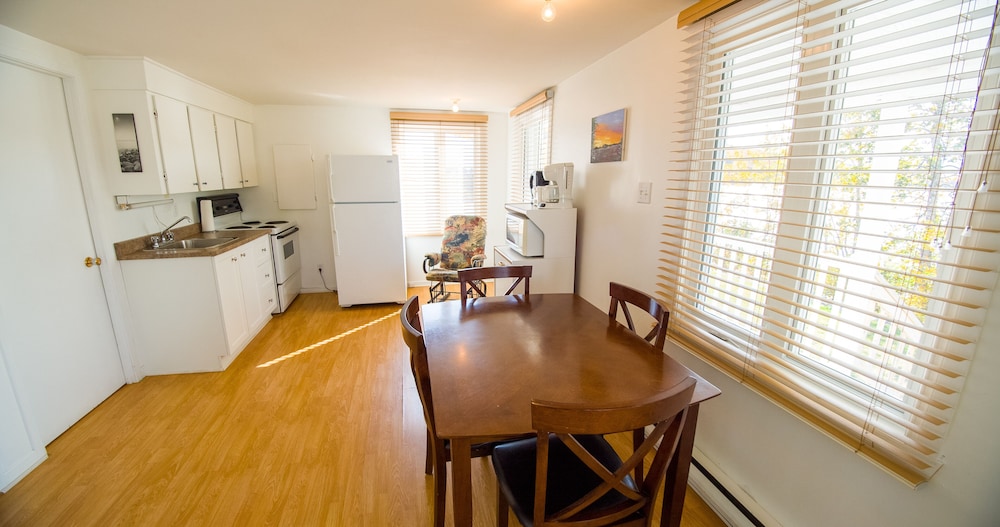 Deluxe Chalet, 2 Bedrooms, Kitchen, Lake View photo 3