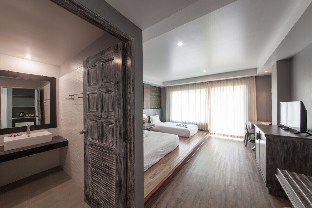 City Room - Photo 21