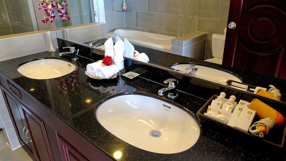 Deluxe Double Room, 1 Queen Bed, City View - Photo 5