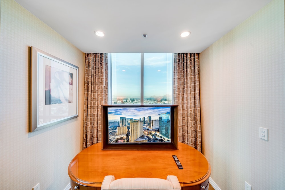 1BR Balcony Suite Strip View - Photo 42