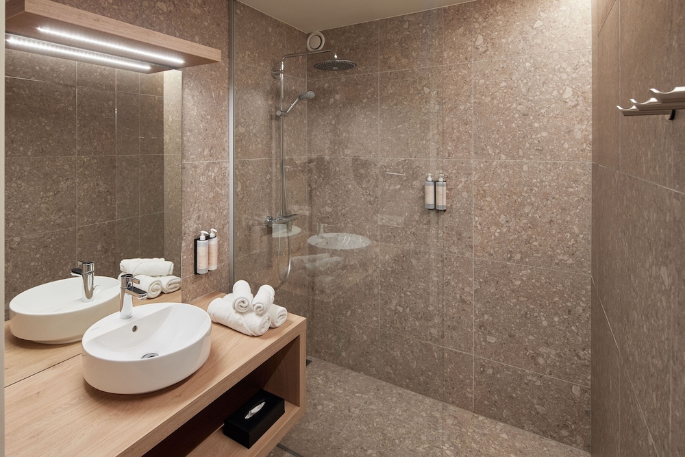 Executive Twin Room, Balcony - Photo 6