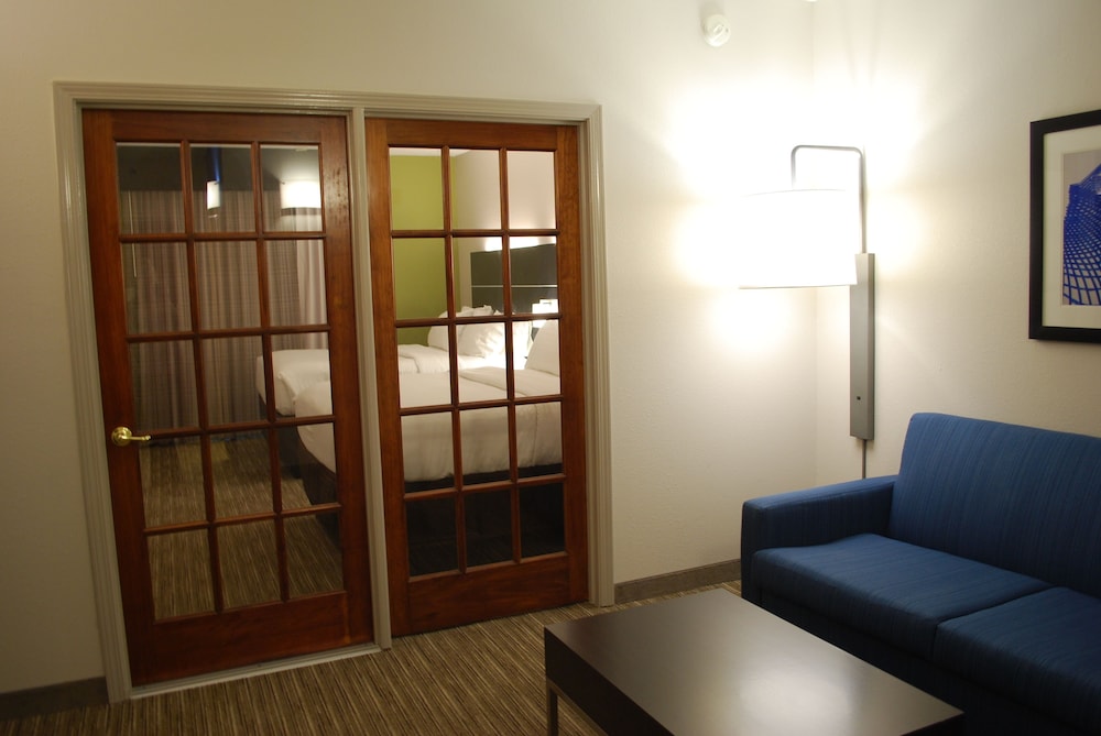 Suite, 2 Queen Beds - Photo 3
