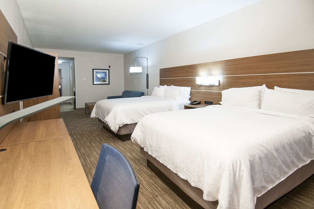Suite, 2 Queen Beds, Accessible (Mobility, Accessible Tub) photo 2