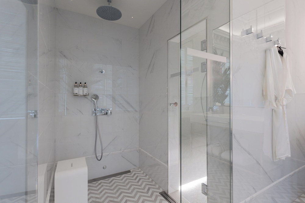 Signature Suite - Photo 4