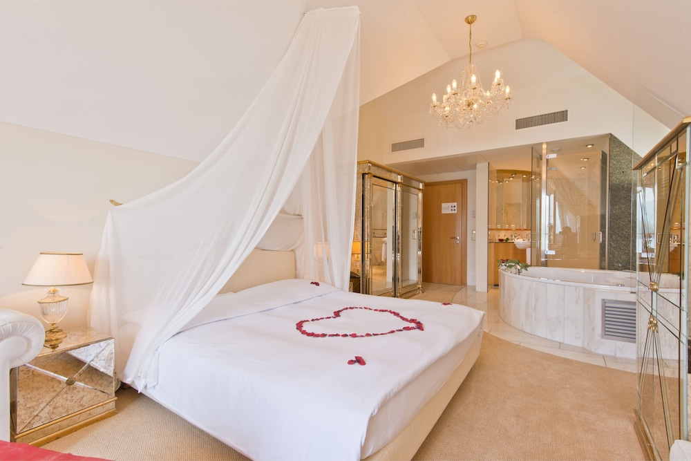 Deluxe Double or Twin Room - Photo 8