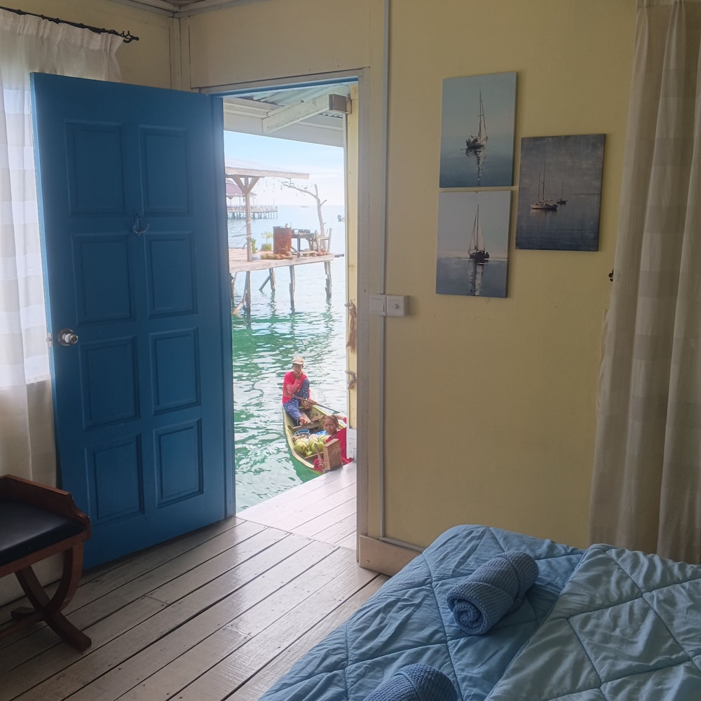 Deluxe Triple Room, Partial Sea View photo 2