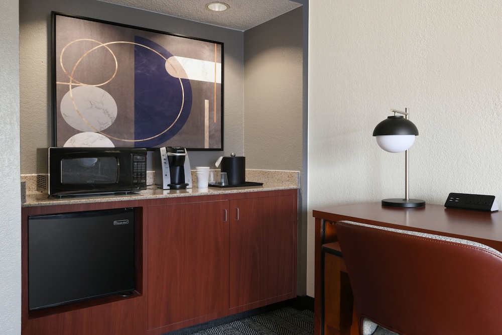 Suite, 1 Bedroom, Balcony, Courtyard View - Photo 3