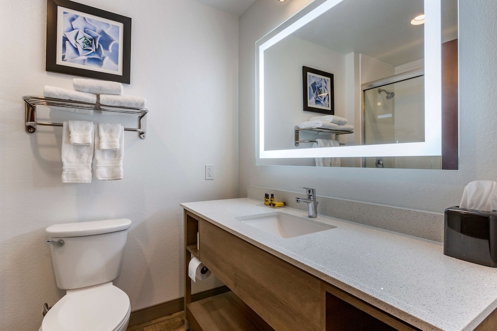 Standard Room, 2 Queen Beds, Non Smoking, Refrigerator & Microwave (Larger Room) photo 2