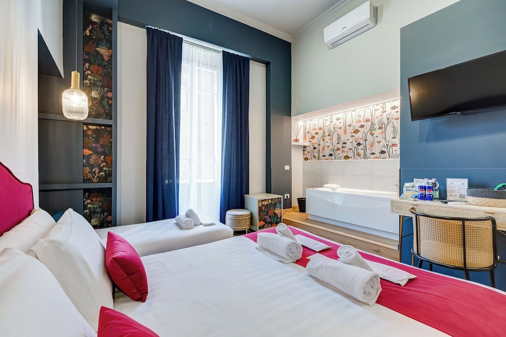 Premium Triple Room, 1 Queen Bed with Sofa bed, Bathtub, City View photo 2