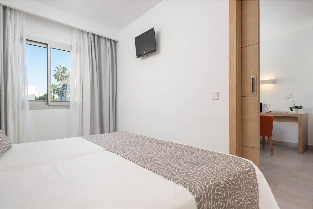 Family Studio Suite, Pool View photo 2
