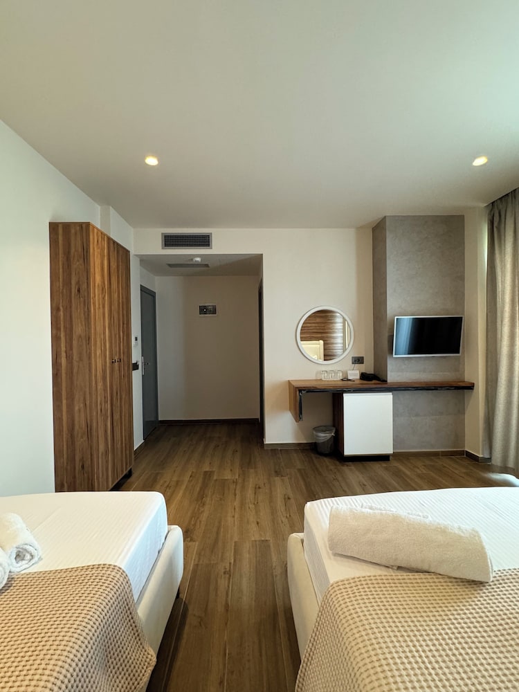 Deluxe Triple Room, Balcony, Partial Sea View photo 2