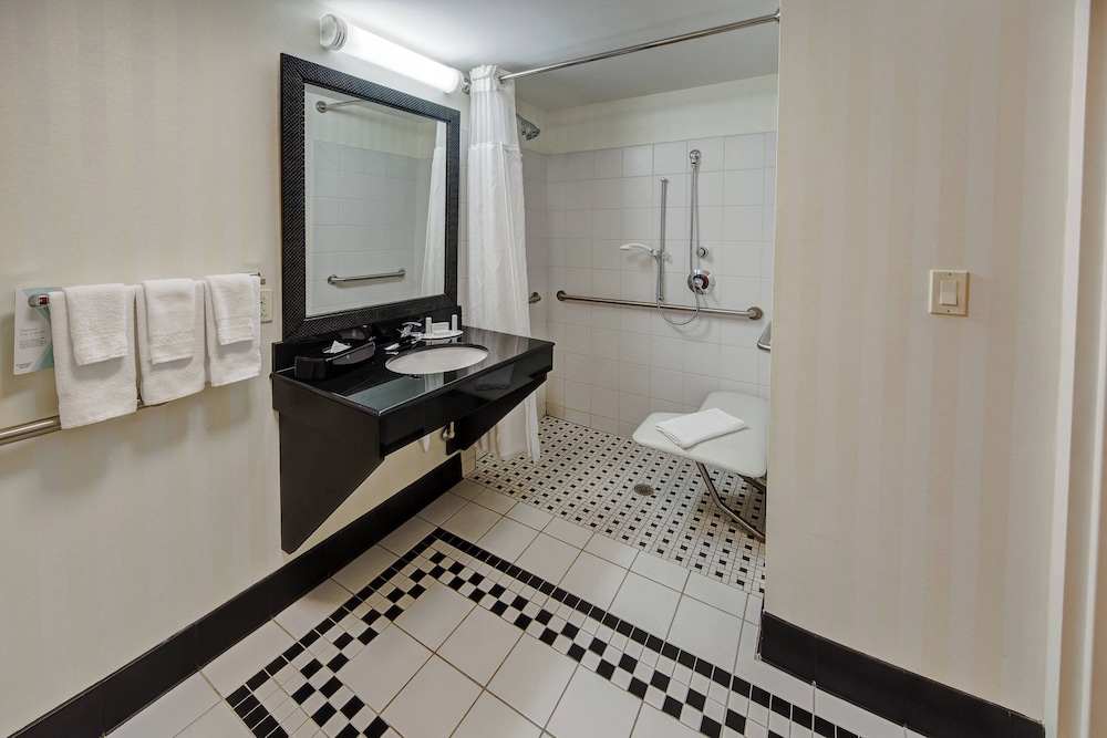 Room, 2 Queen Beds (Mobility/Hearing Accessible, Tub) - Photo 3