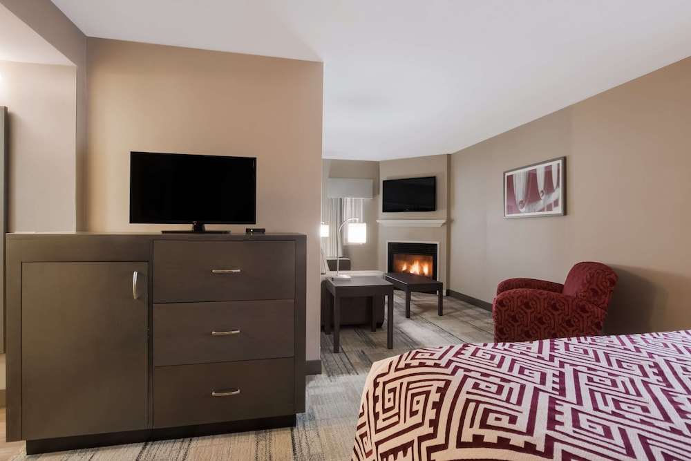 Superior Suite, 1 King Bed with Sofa bed, Non Smoking, Jetted Tub (with Sofabed) - Photo 7