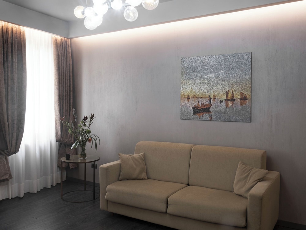 Luxury Apartment (Large)
