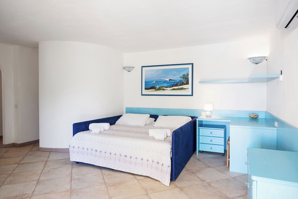 Comfort Room, Pool View