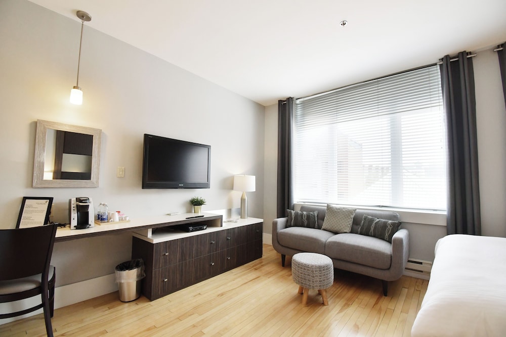 Junior Suite, 1 King Bed, Bathtub photo 3