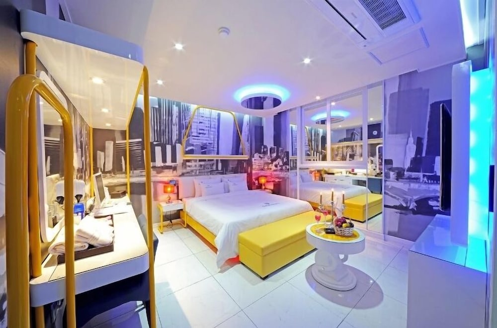 Standard Room, 1 King Bed, Non Smoking, Jetted Tub - Photo 4