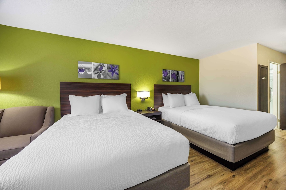 Standard Room, 2 Queen Beds, Non Smoking - Photo 2
