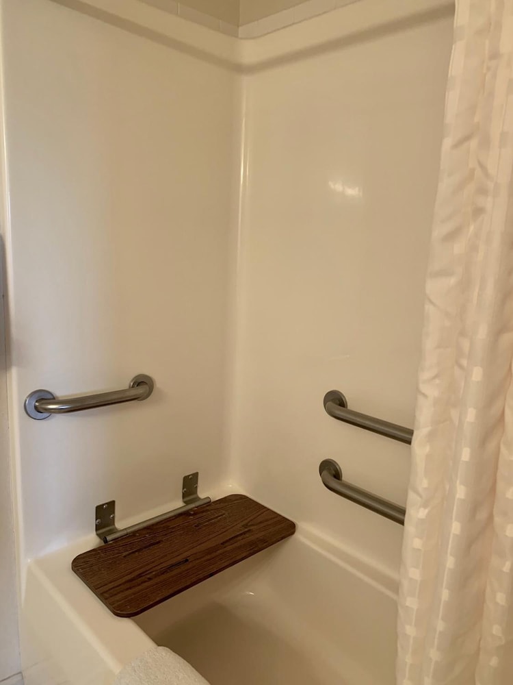 Studio, 1 King Bed, Accessible photo 3