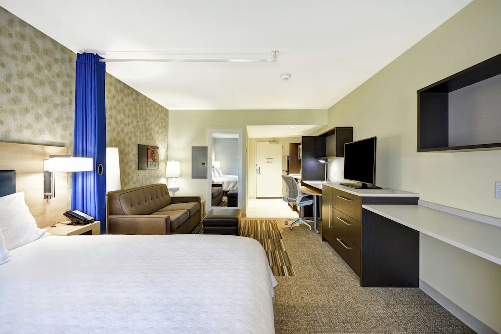 Studio, 1 King Bed, Accessible, Non Smoking (Mobility & Hearing, Roll-in Shower) photo 1