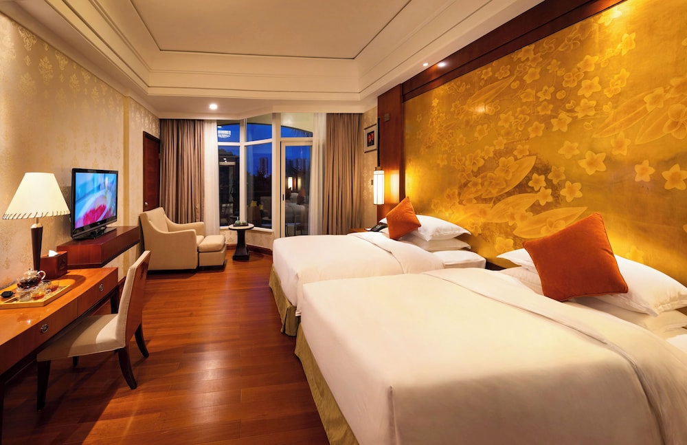 Lake View Deluxe Twin Beds Room - Photo 3