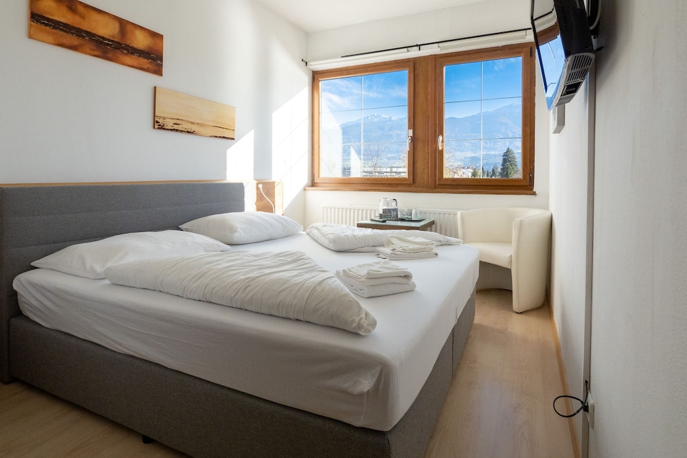 Deluxe Double Room, Ensuite, Mountain View - Photo 1