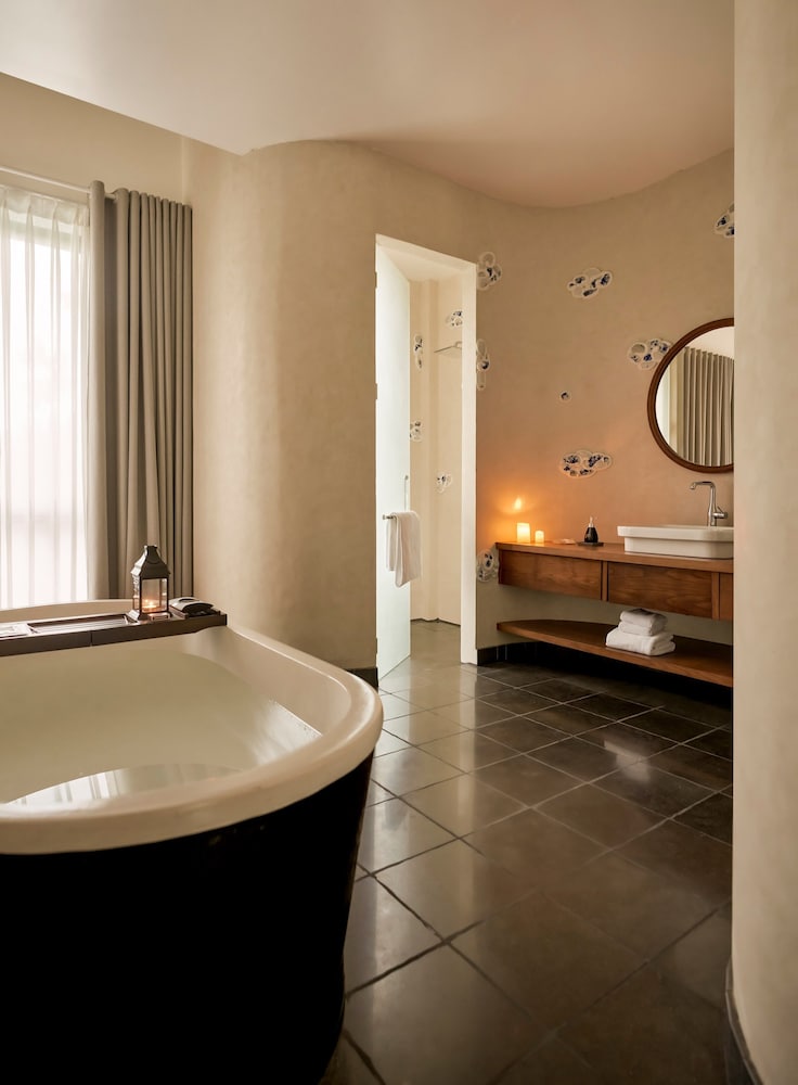 Executive Double Room thumbnail 6