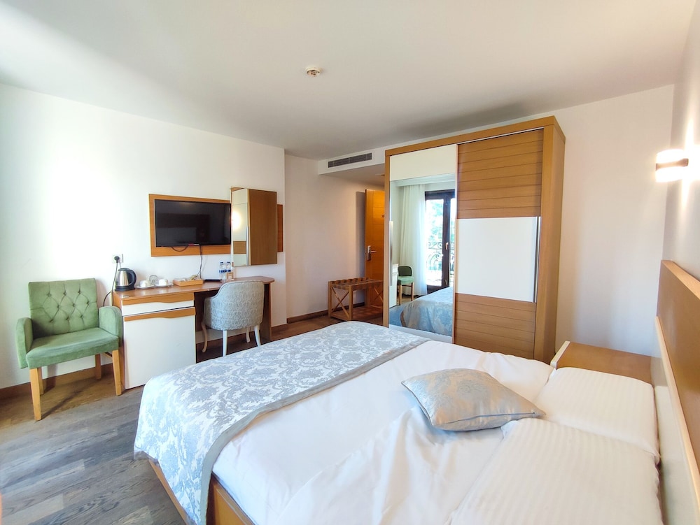 Standard Double Room, Partial Sea View photo 3