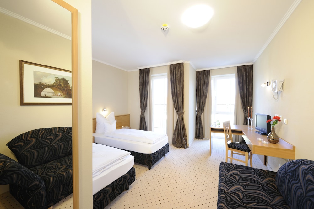 Standard Double Room, 1 King Bed photo 3