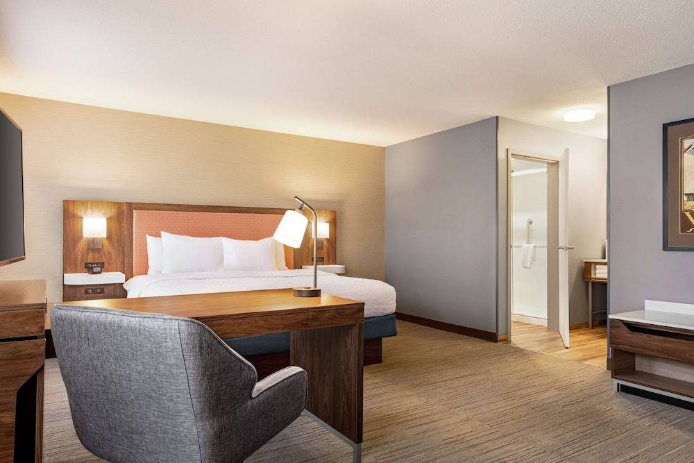 Suite, 1 King Bed, Non Smoking - Photo 3