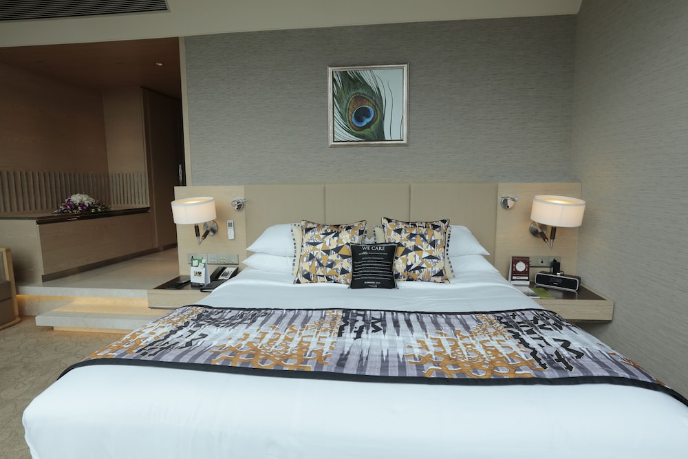 Mercury City View Room - King Bed - Photo 8