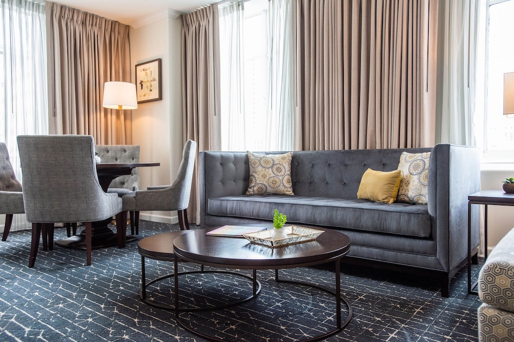 Suite, 1 King Bed, City View, Corner - Photo 4