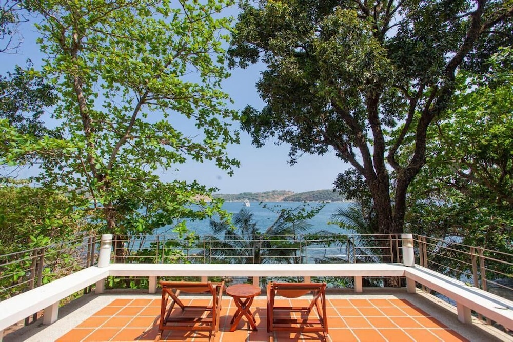 Deluxe Pavilion Beachfront Room - Photo 3