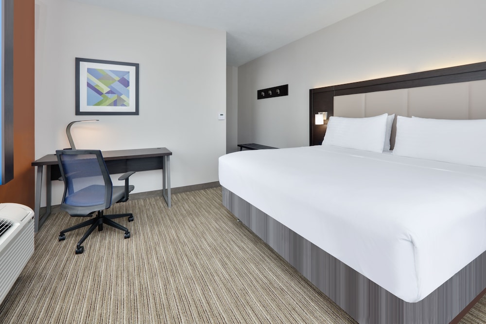 Standard Room, 1 King Bed, Accessible (Hear, Roll In Shwr) - Photo 3