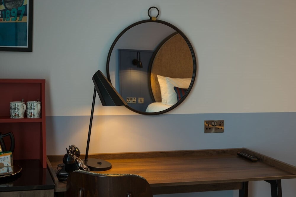 Premium Room, 1 King Bed, Accessible Bathtub - Photo 2
