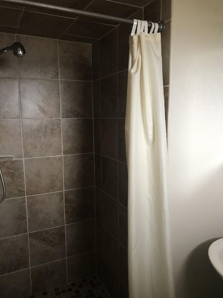 Basic Single Room, 1 Queen Bed, Non Smoking photo 2