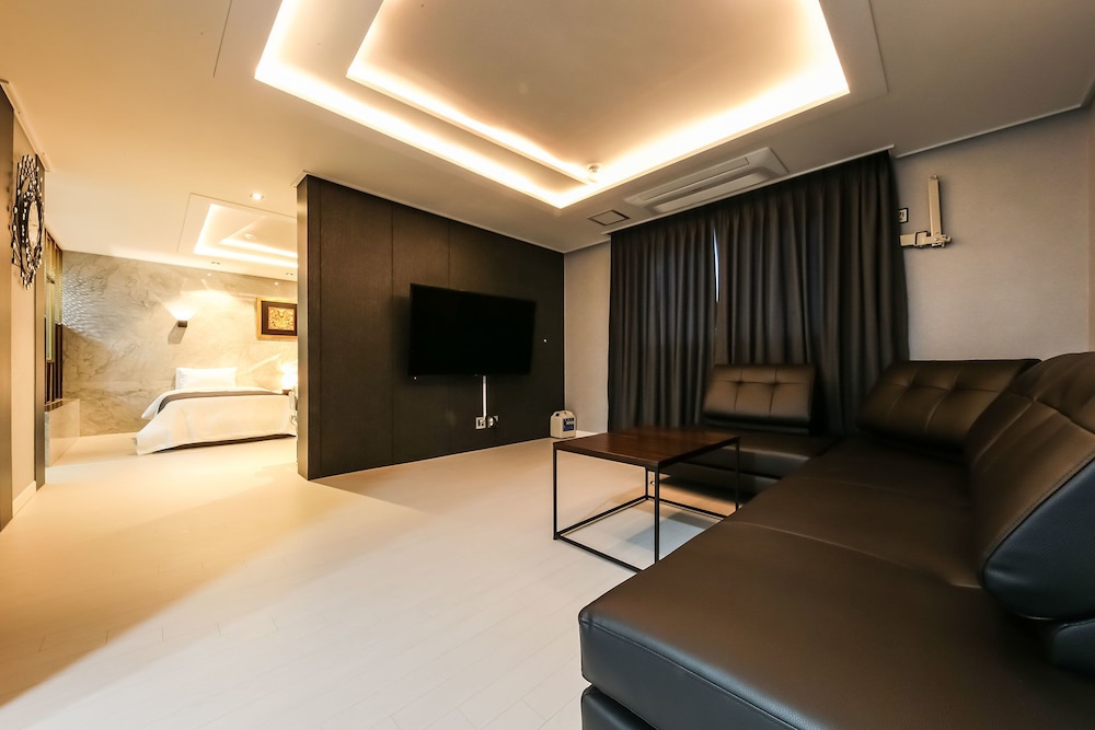 Family Room - Photo 7