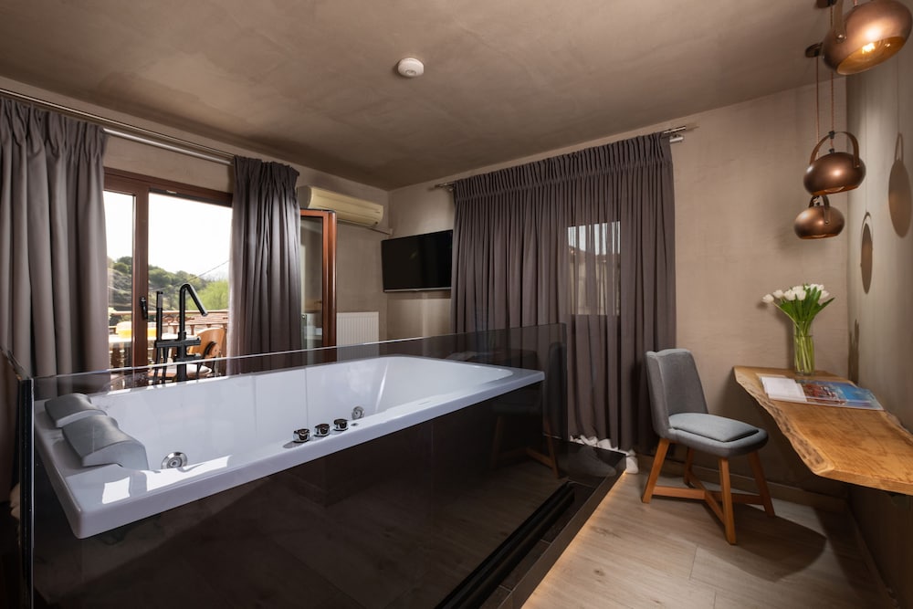 The Wood Junior Suite with Hot Tub photo 3