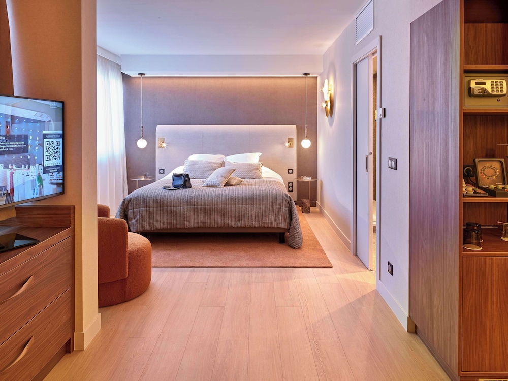 Junior Suite, 1 King Bed, Non Smoking (Larger Room;with Sofabed) - Photo 3