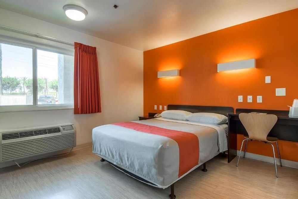 Deluxe Room, 1 Queen Bed, Accessible, Non Smoking - Photo 1