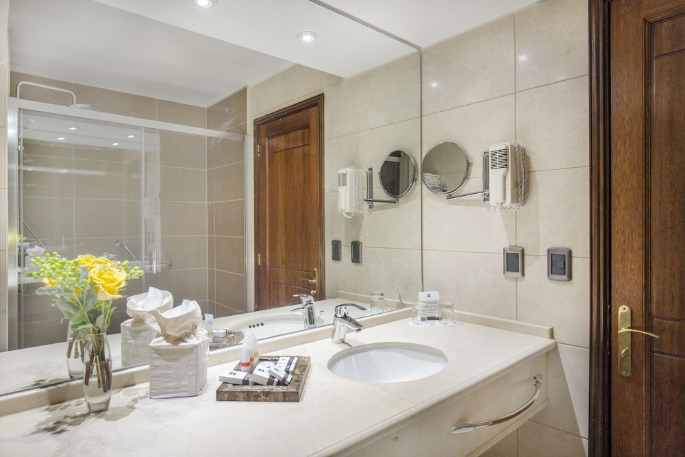 Suite Ejecutiva, 2 camas Queen y sofa cama - Photo 9