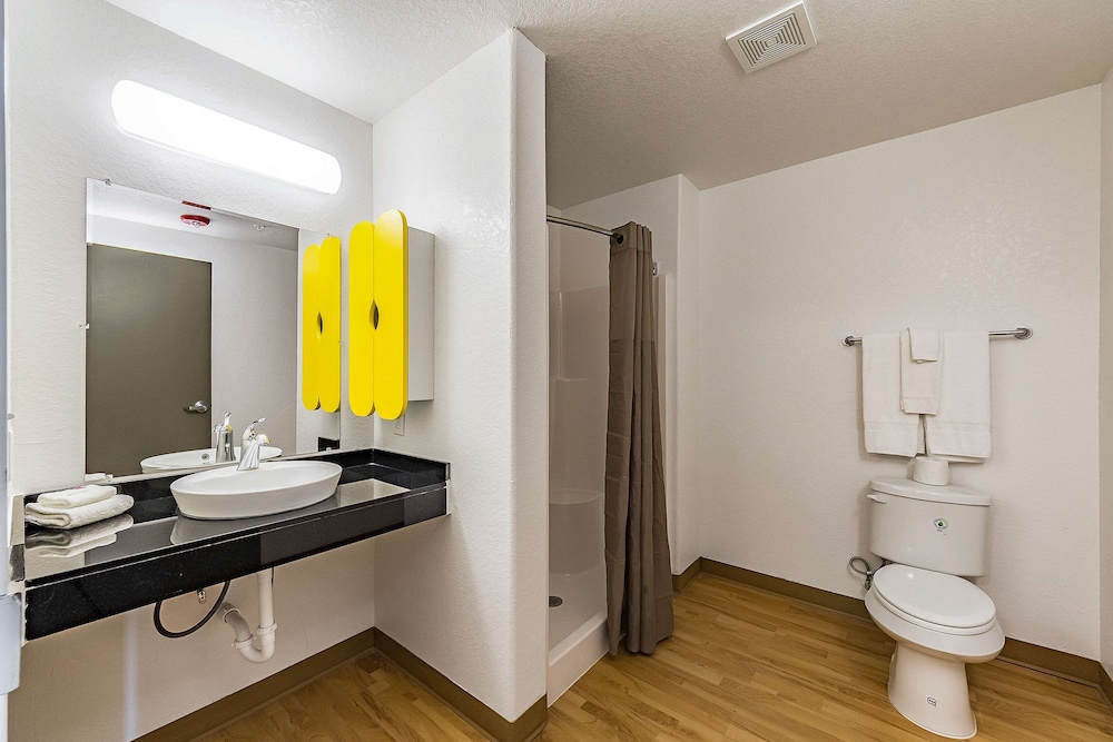 Deluxe Suite, 2 Queen Beds, Non Smoking, Kitchenette - Photo 17
