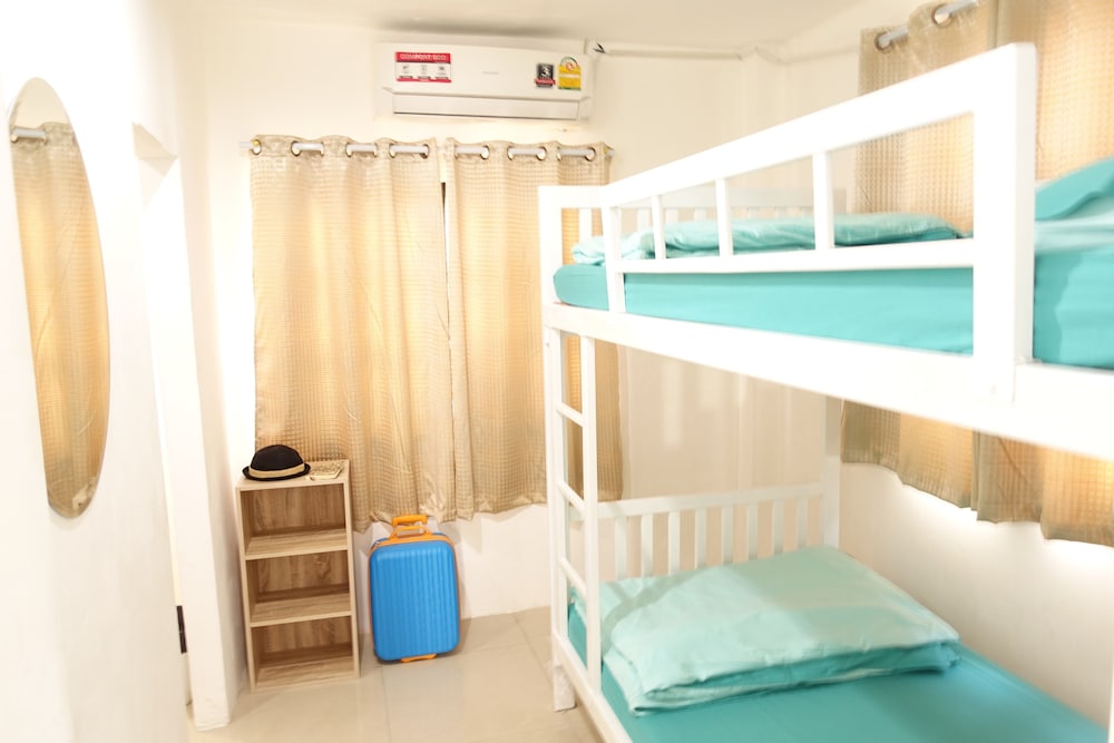 Budget bunk with Shared bathroom photo 3