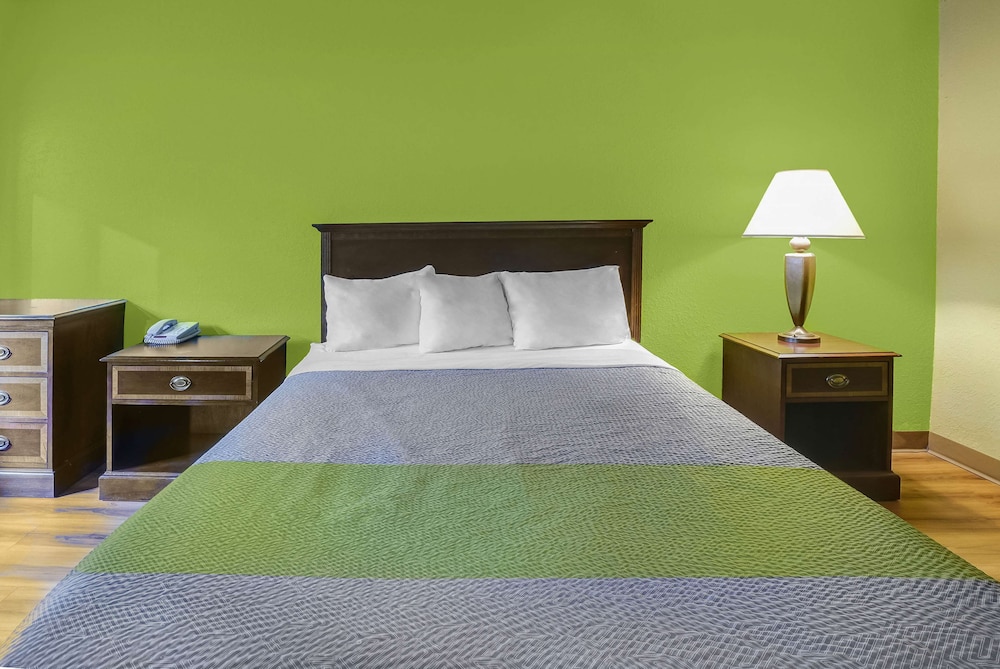 Standard Room, 1 Queen Bed, Non Smoking - Photo 4