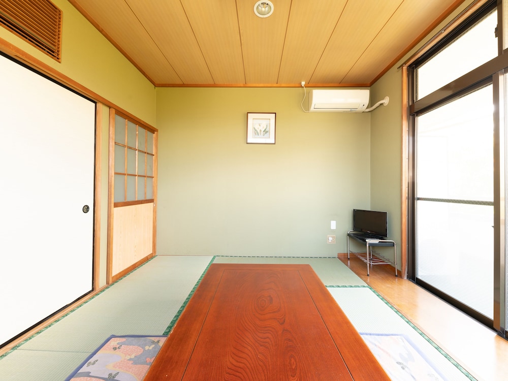 Japanese Room with Shared Washroom - Quadruple, Smoking - Photo 1