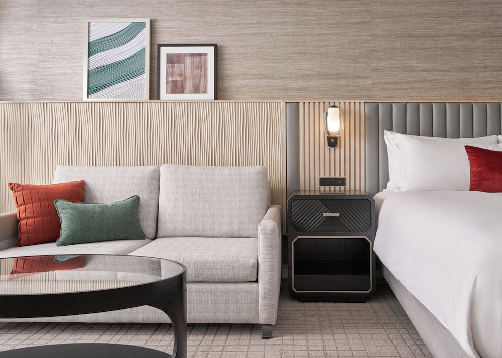 Grand Room, 1 King Bed, Hearing Accessible, Mountain View - Photo 4